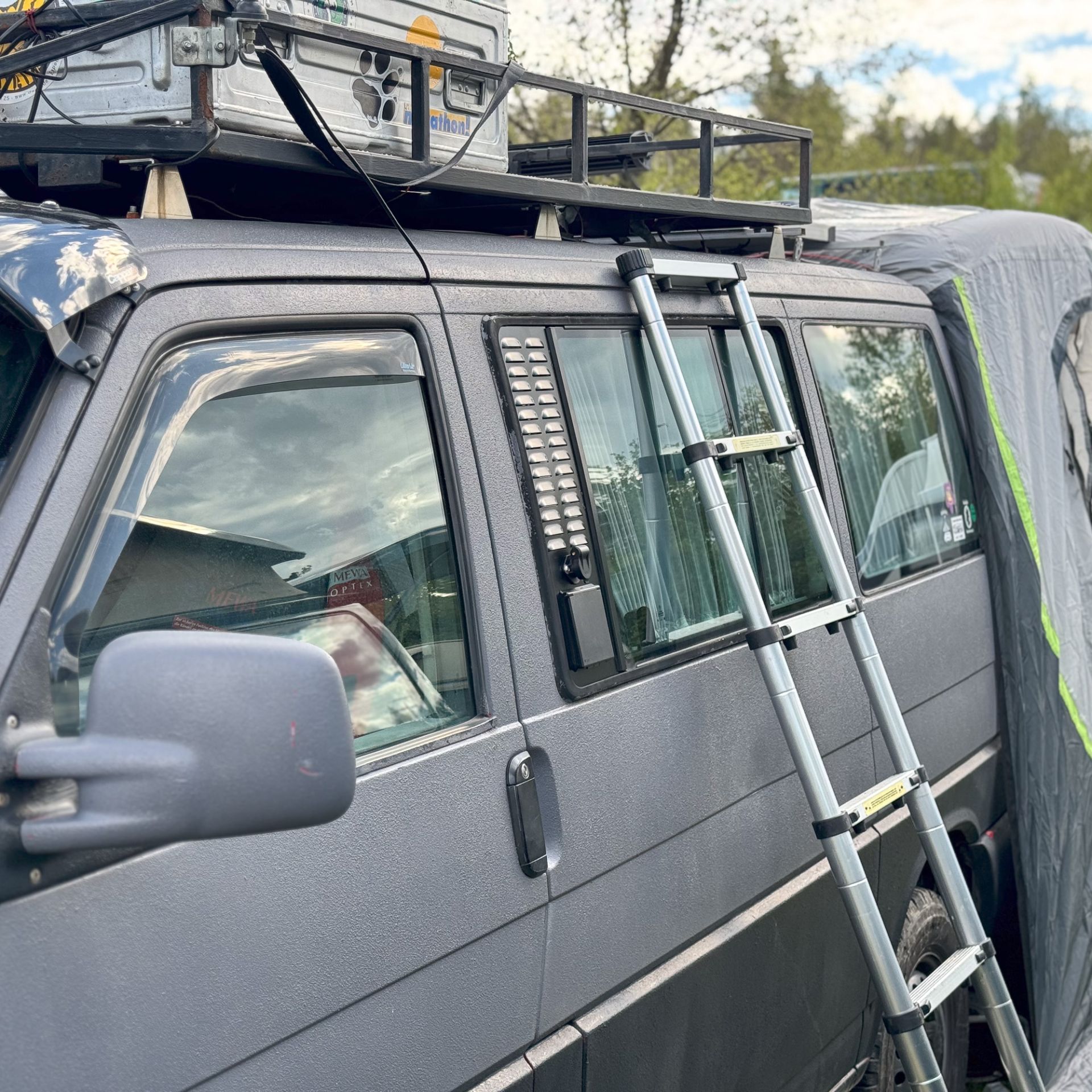 VenturaFlex für VW T4 Schiebefenster Lüftung mit Solar- und CEE, Landstromanschluss + RCD links VenturaFlex für VW T4 Schiebefenster Lüftung mit Solar- und CEE, Landstromanschluss + RCD links