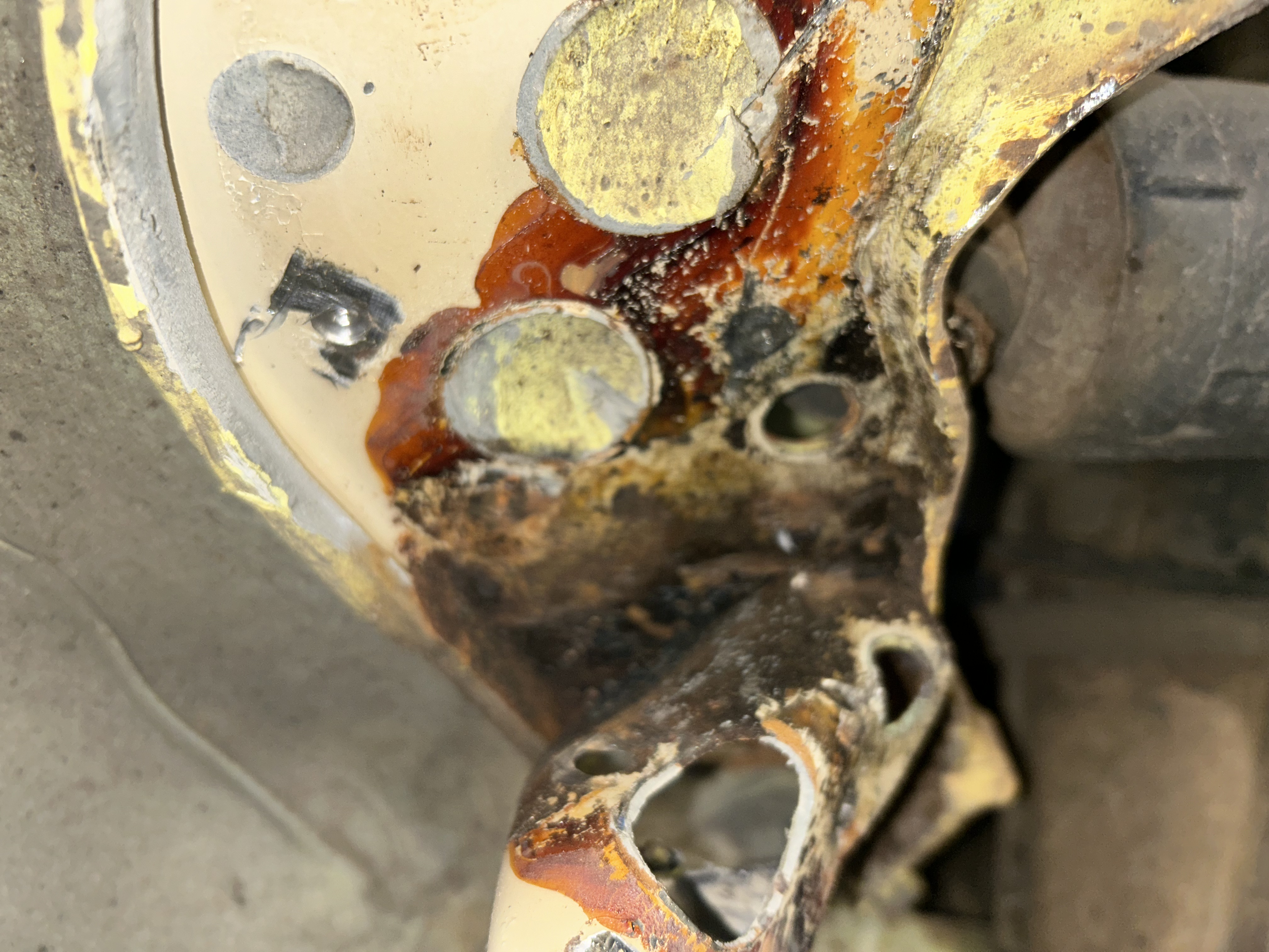 VW T4 Verstärkungsbleche Stoßdämpfer Version 2 (geschwungen) für hinten links + rechts - Nachbau kein Originalteil VW T4 Verstärkungsbleche Stoßdämpfer Version 2 (geschwungen) für hinten links + rechts - Nachbau kein Originalteil