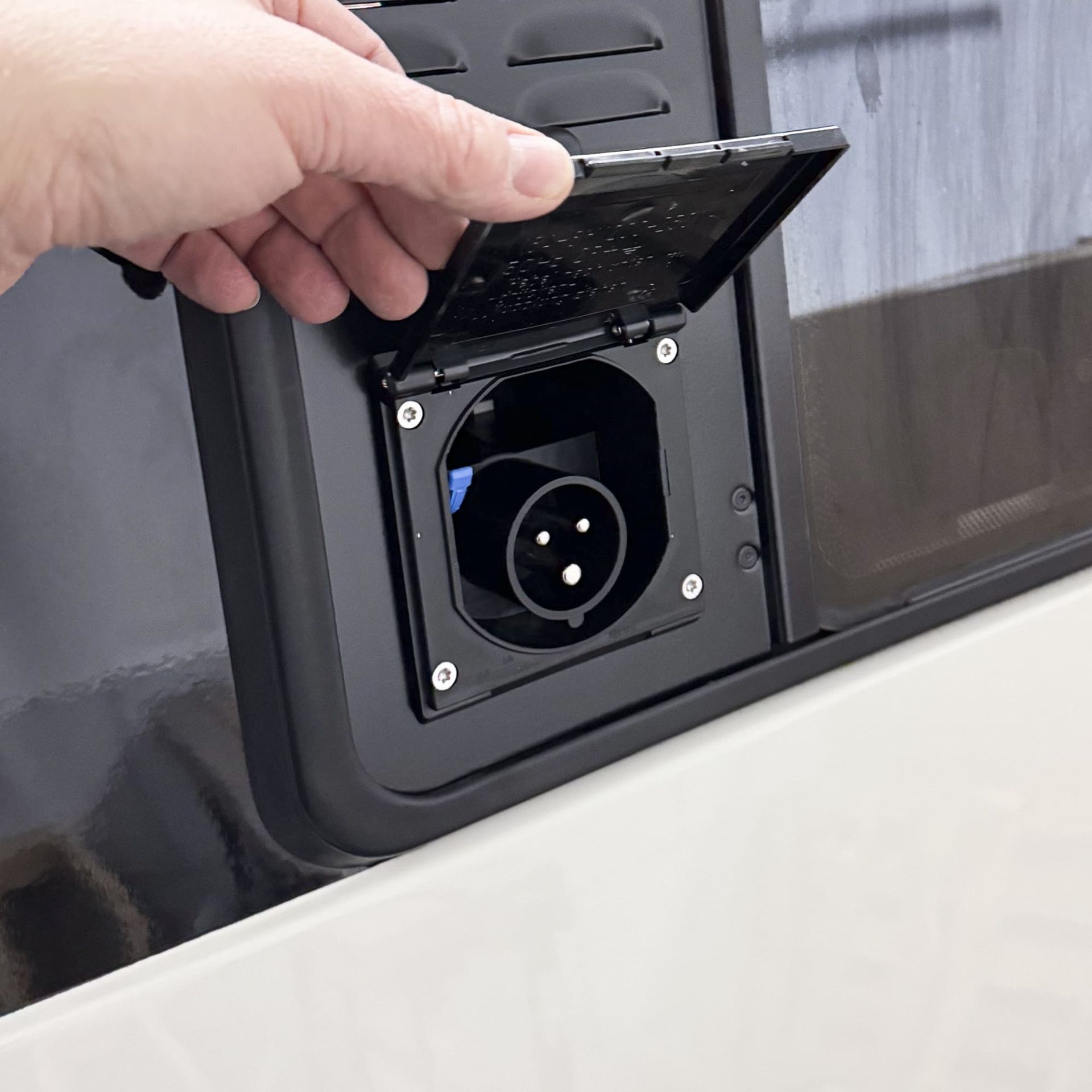 VenturaFlex für VW T4 Schiebefenster Lüftung mit Solar- und CEE, Landstromanschluss + RCD links VenturaFlex für VW T4 Schiebefenster Lüftung mit Solar- und CEE, Landstromanschluss + RCD links