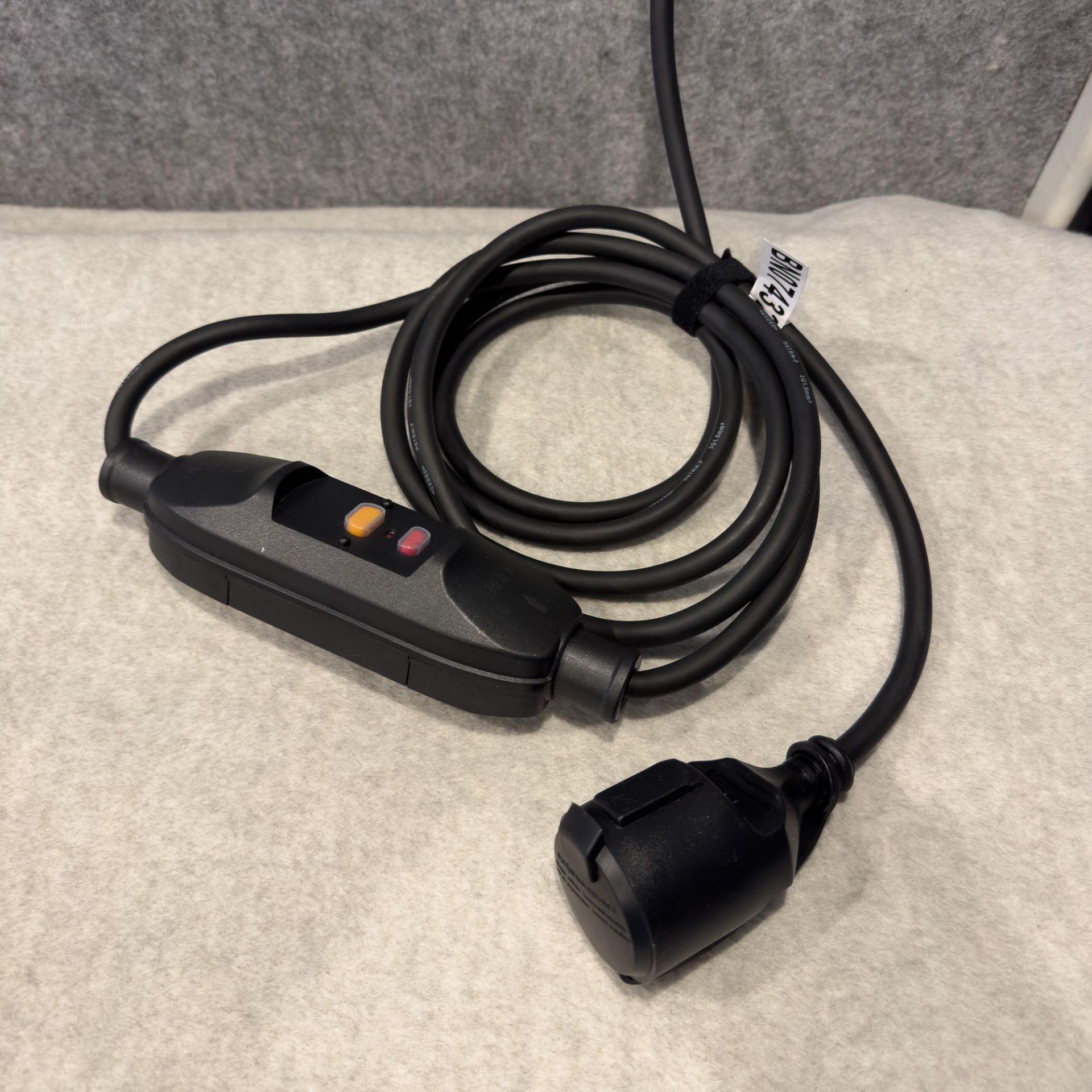 VenturaFlex für VW T4 Schiebefenster Lüftung mit Solar- und CEE, Landstromanschluss + RCD links