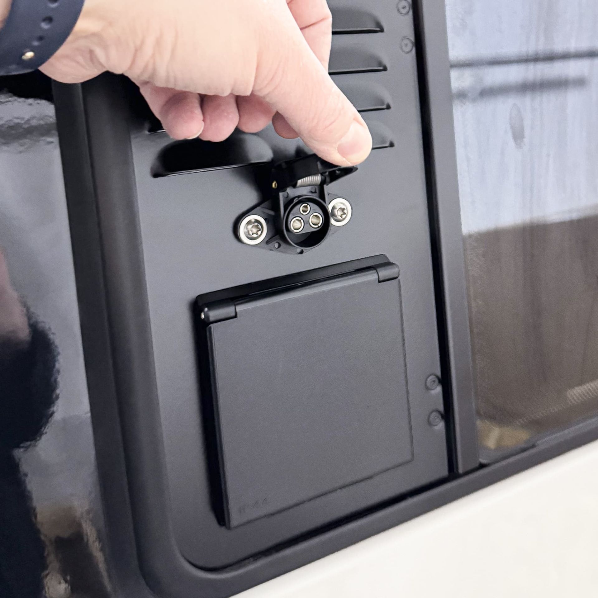 VenturaFlex für VW T4 Schiebefenster Lüftung mit Solar- und CEE, Landstromanschluss + RCD links