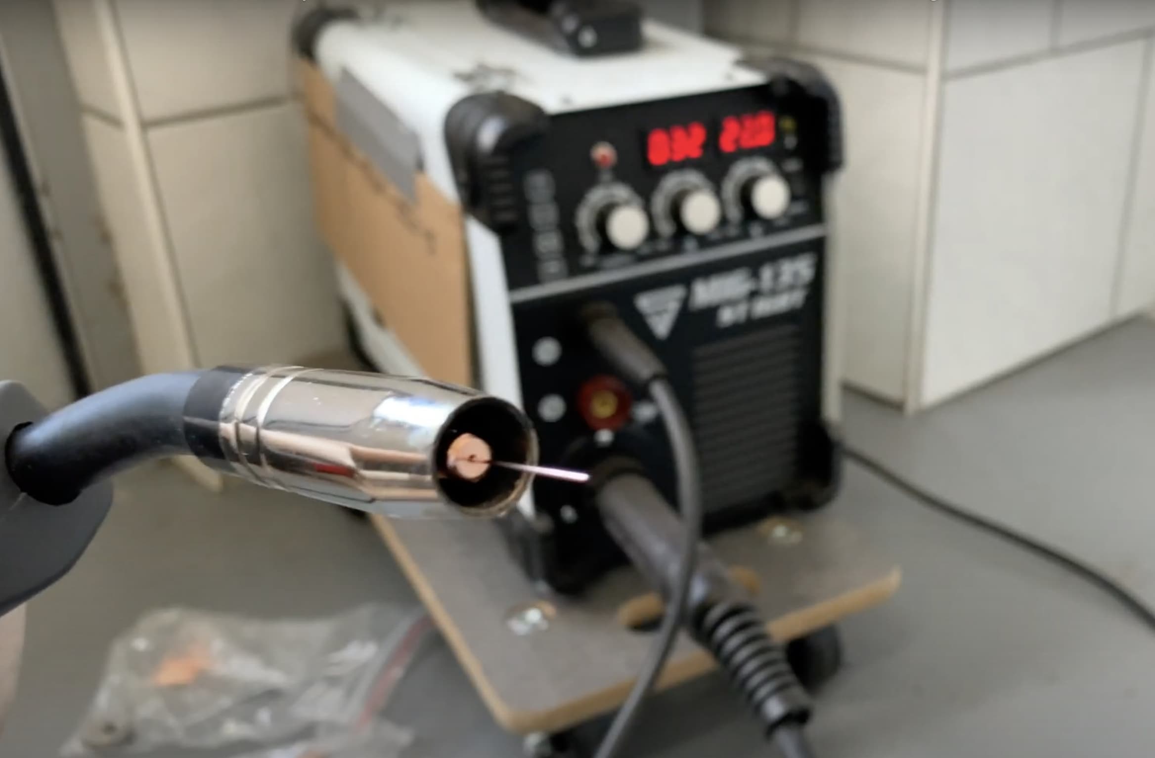 MIG-Schutzgasschweissen-von-Karosserieblech