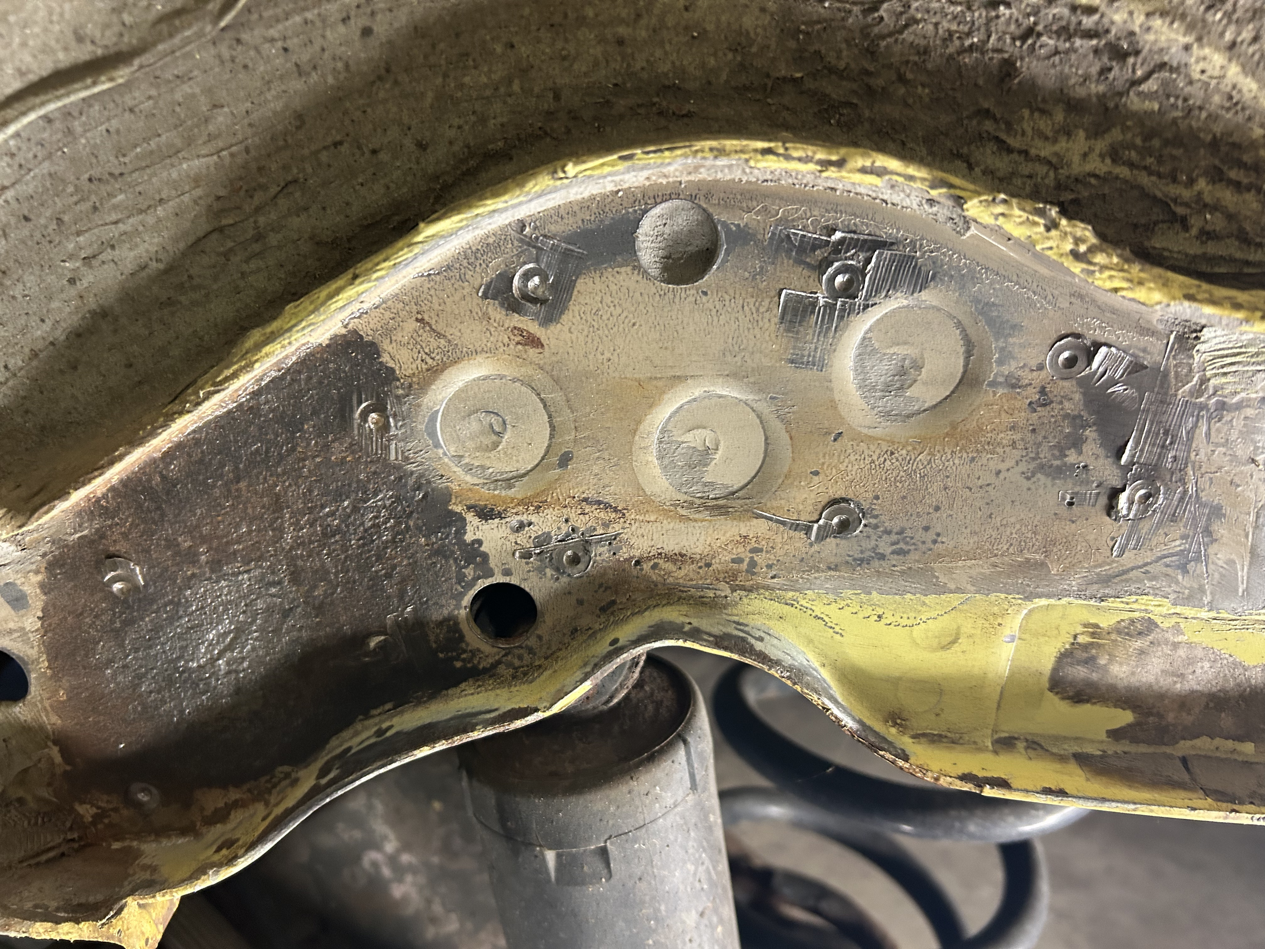 VW T4 Verstärkungsbleche Stoßdämpfer Version 2 (geschwungen) für hinten links + rechts - Nachbau kein Originalteil VW T4 Verstärkungsbleche Stoßdämpfer Version 2 (geschwungen) für hinten links + rechts - Nachbau kein Originalteil