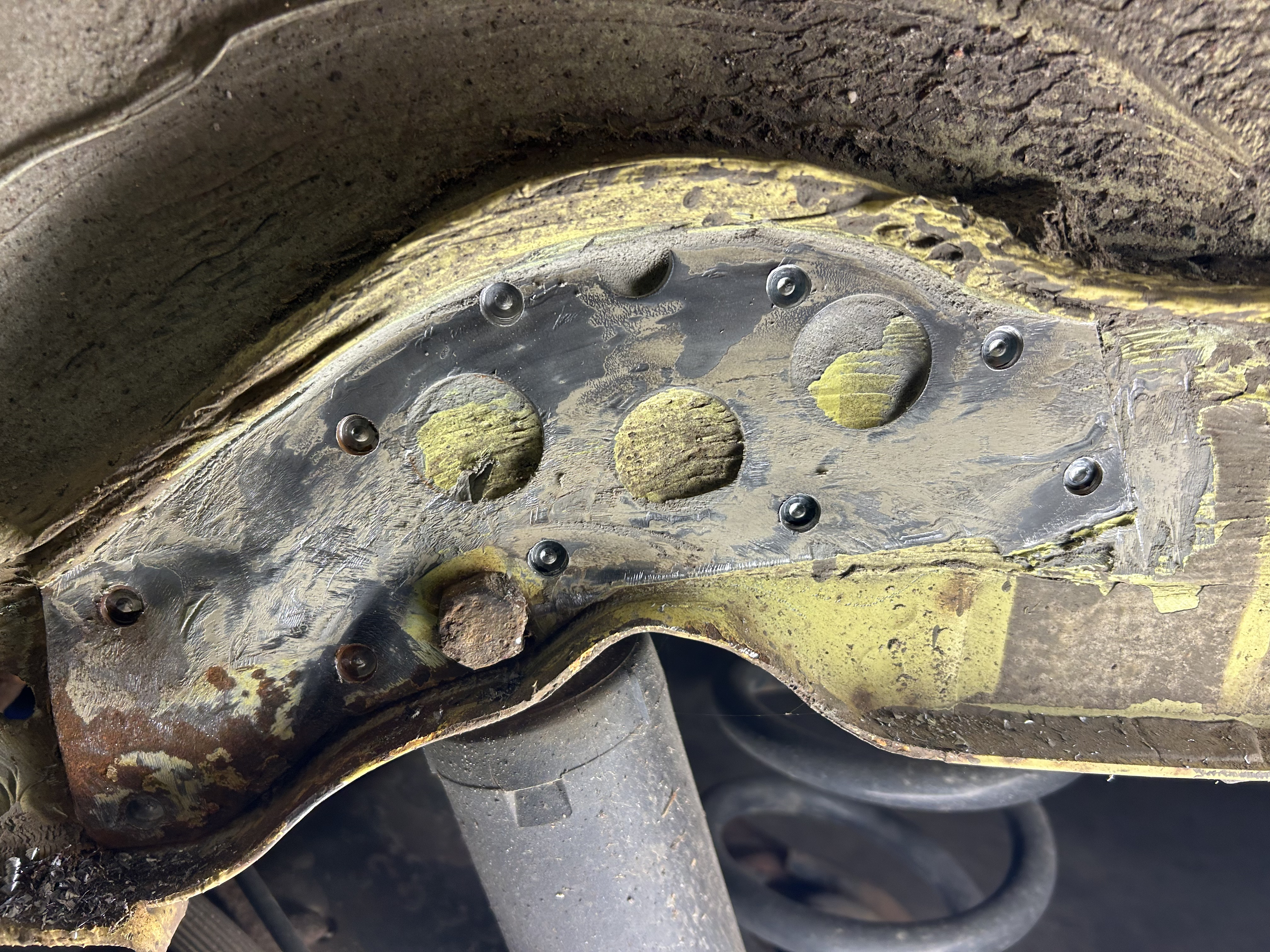 VW T4 1 Paar Verstärkungsbleche Stoßdämpfer hinten als Set links und rechts Version 1 (gerade) - Nachbau kein Originalteil VW T4 1 Paar Verstärkungsbleche Stoßdämpfer hinten als Set links und rechts Version 1 (gerade) - Nachbau kein Originalteil