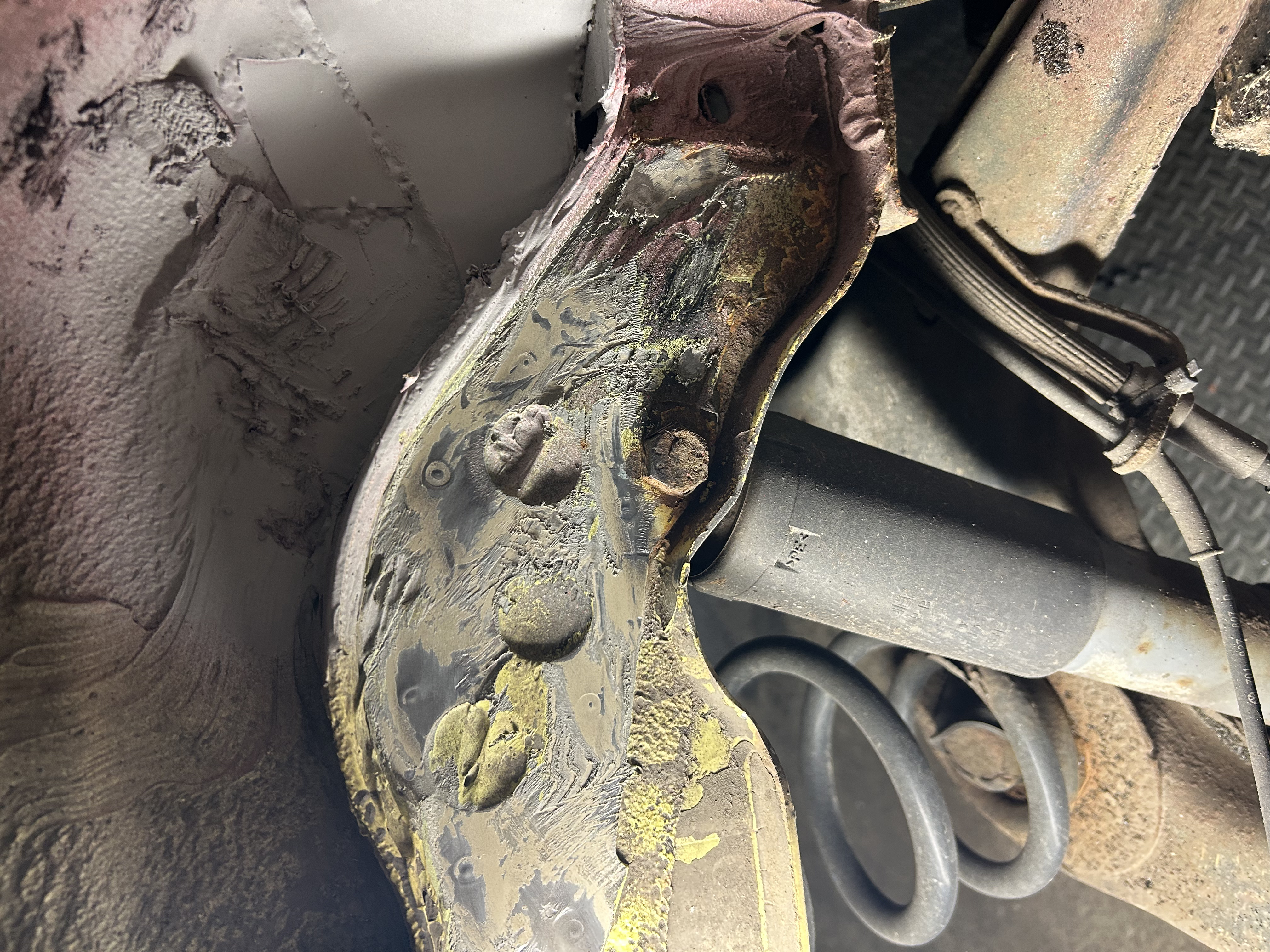 VW T4 1 Paar Verstärkungsbleche Stoßdämpfer hinten als Set links und rechts Version 1 (gerade) - Nachbau kein Originalteil VW T4 1 Paar Verstärkungsbleche Stoßdämpfer hinten als Set links und rechts Version 1 (gerade) - Nachbau kein Originalteil