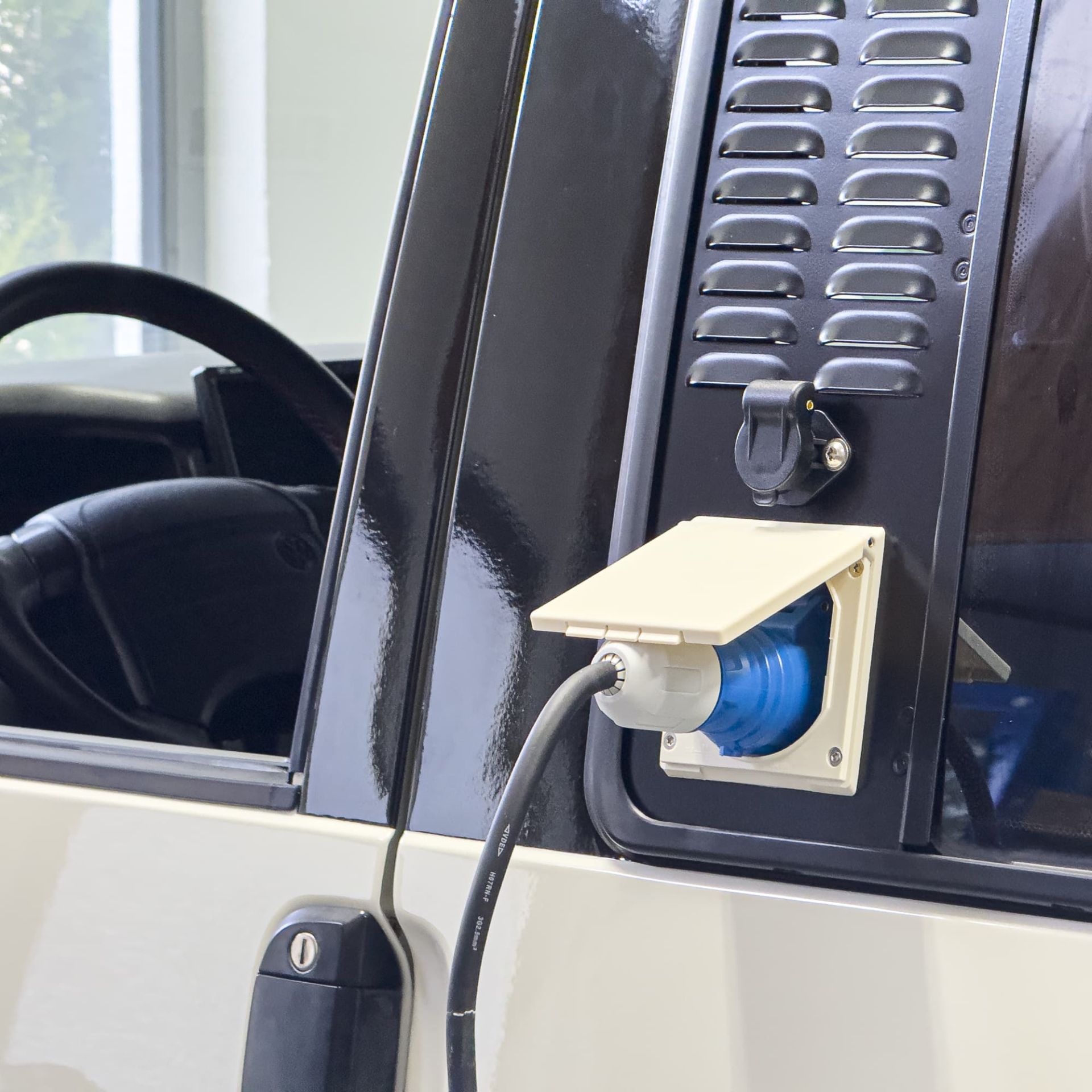 VenturaFlex für VW T4 Schiebefenster Lüftung mit Solar- und CEE, Landstromanschluss + RCD links