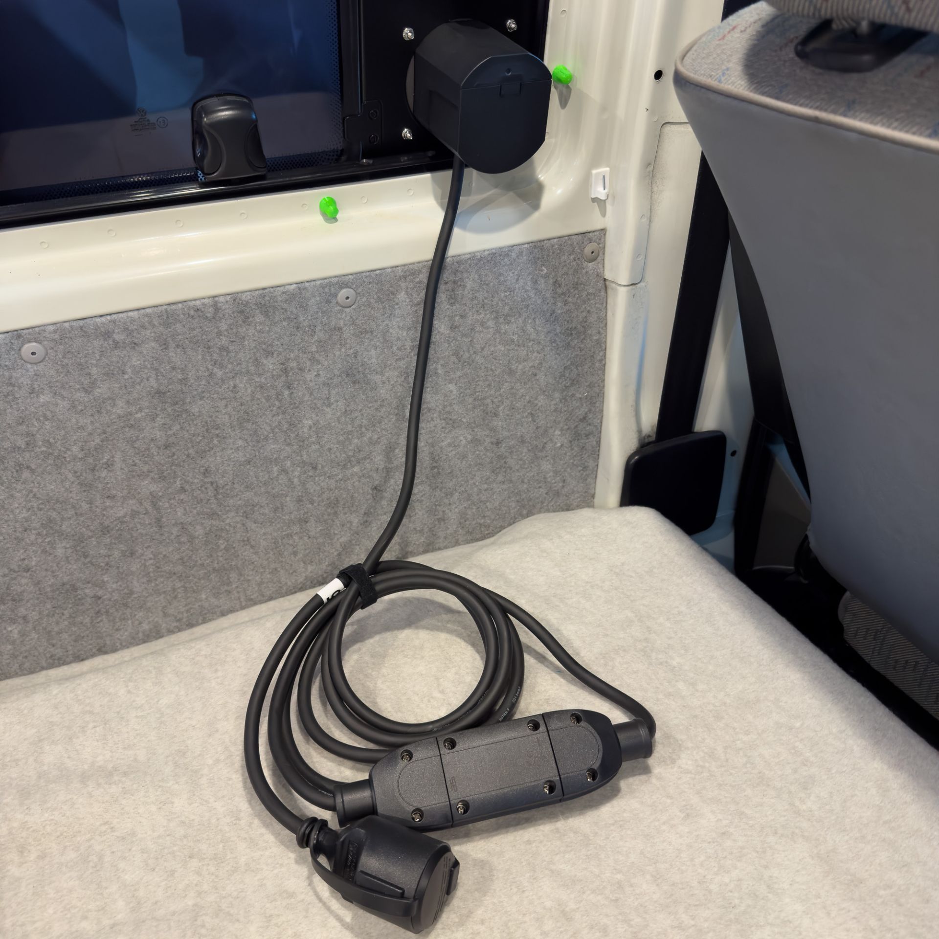 VenturaFlex für VW T4 Schiebefenster Lüftung mit Solar- und CEE, Landstromanschluss + RCD links