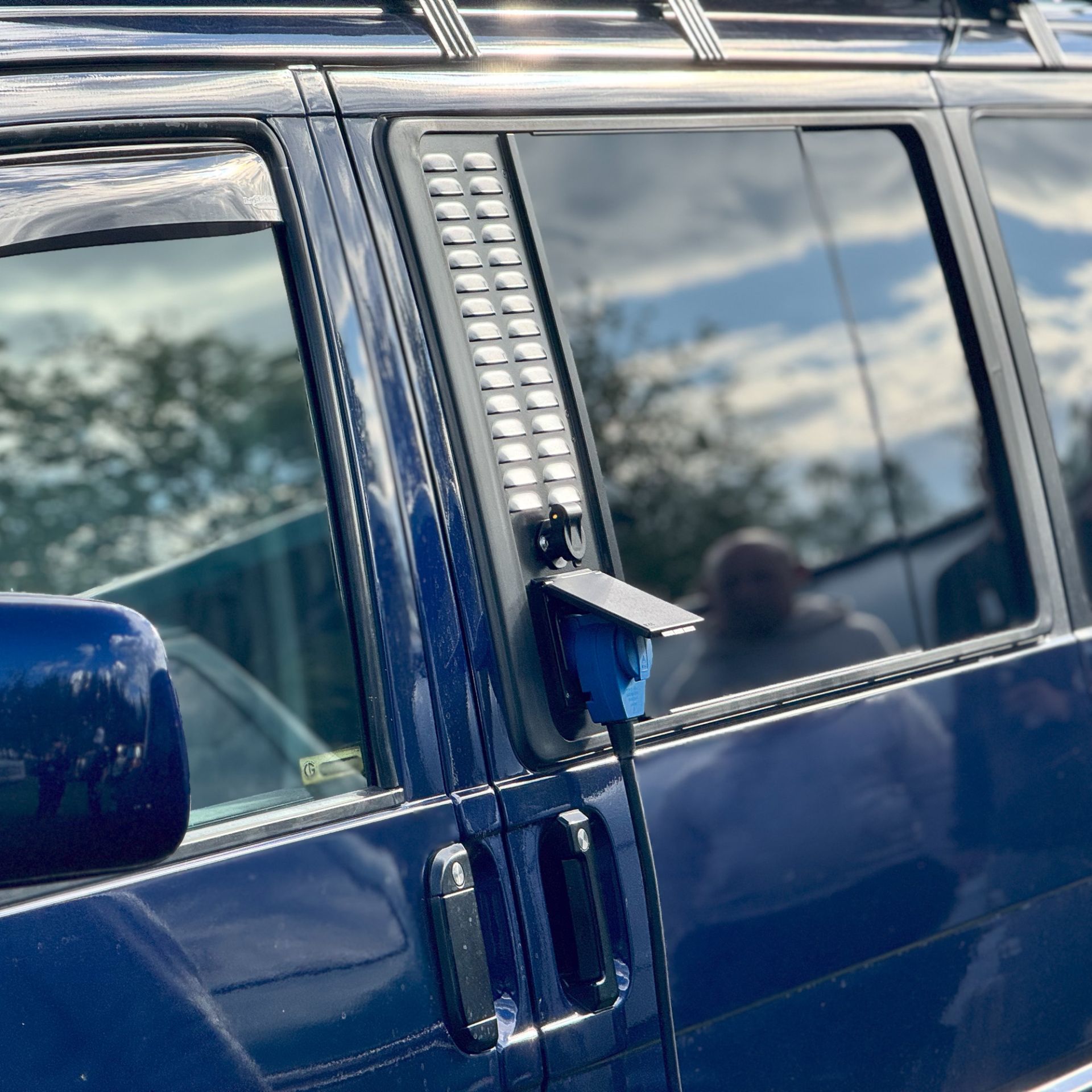 VenturaFlex für VW T4 Schiebefenster Lüftung mit Solar- und CEE, Landstromanschluss + RCD links